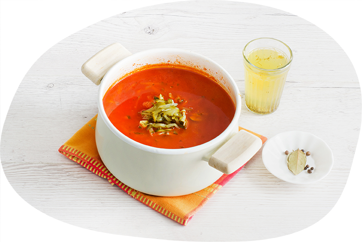 5.	Влейте в суп рассол и добавьте соленые огурцы, положите лавровый лист, черный и душистый перец горошком и продолжайте варить до мягкости картофеля.