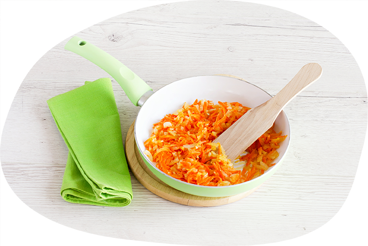 4.	Разогрейте в сковороде растительное масло и обжарьте лук до мягкости в течение 5 минут. Добавьте морковь и жарьте еще 5–7 минут.