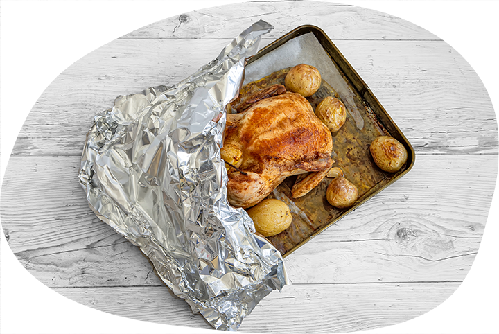 5.	Готовую курицу накройте фольгой и оставьте на 10 минут. Мелко нарежьте зелень и смешайте с картофелем. Переложите картофель и птицу на блюдо и подавайте к столу. 