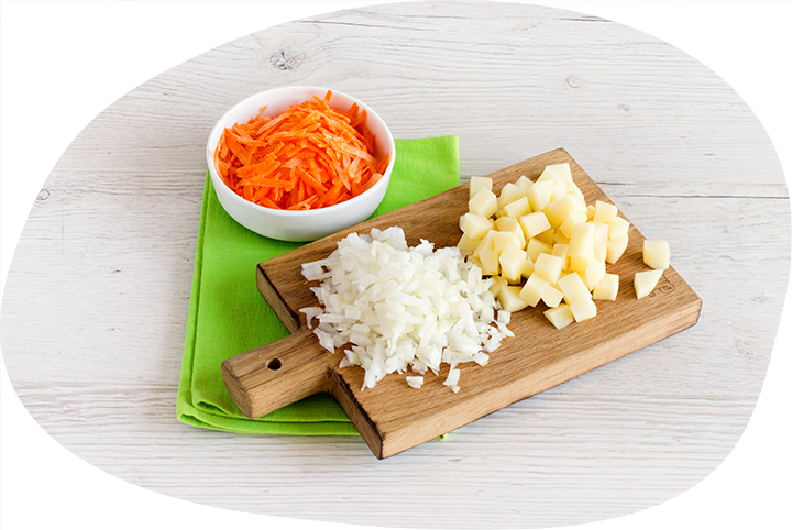 3.	Почистите картофель и  нарежьте небольшими кубиками. Лук почистите и нарежьте маленькими кубиками. Морковь почистите и натрите на крупной терке. 