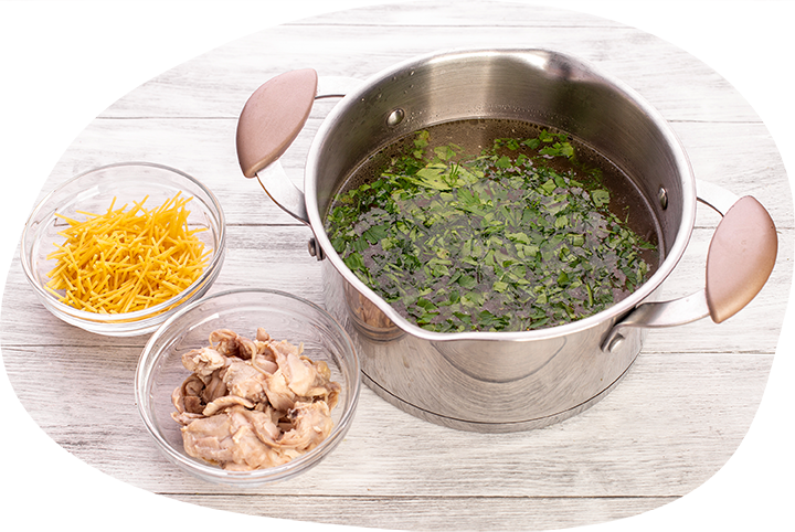 Достаньте курицу и отделите мясо от костей. Полученный бульон процедите через сито. Мясо курицы отправьте обратно в процеженный бульон. Добавьте мелко поломанные спагетти, затем — соль и измельченную зелень. Варите суп до готовности макарон.