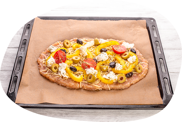 Болгарский перец нарежьте соломкой, черри — пополам, маслины — колечками, моцареллу порвите на мелкие кусочки. Все выложите на пиццу. Посыпьте прованскими травами. Запекайте пиццу в духовке при 200 °С 15 минут.