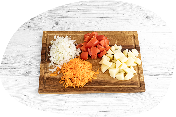 2.	Почистите картофель, лук и морковь. Лук измельчите, морковь натрите на терке. Помидоры и картофель нарежьте средними кубиками. Мелко порубите зелень.